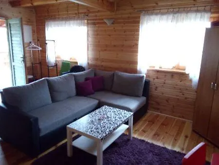 Domek Drewniany Nad Jeziorem Sobacz